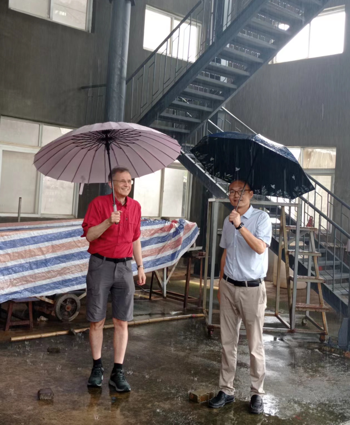 参观公司人工模拟降雨大厅